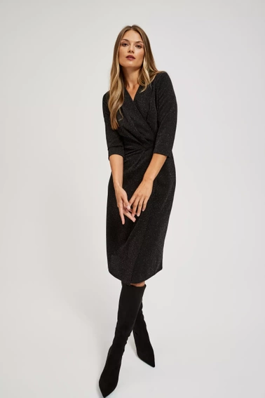 Sukienka ozdobiona metaliczną nitką 