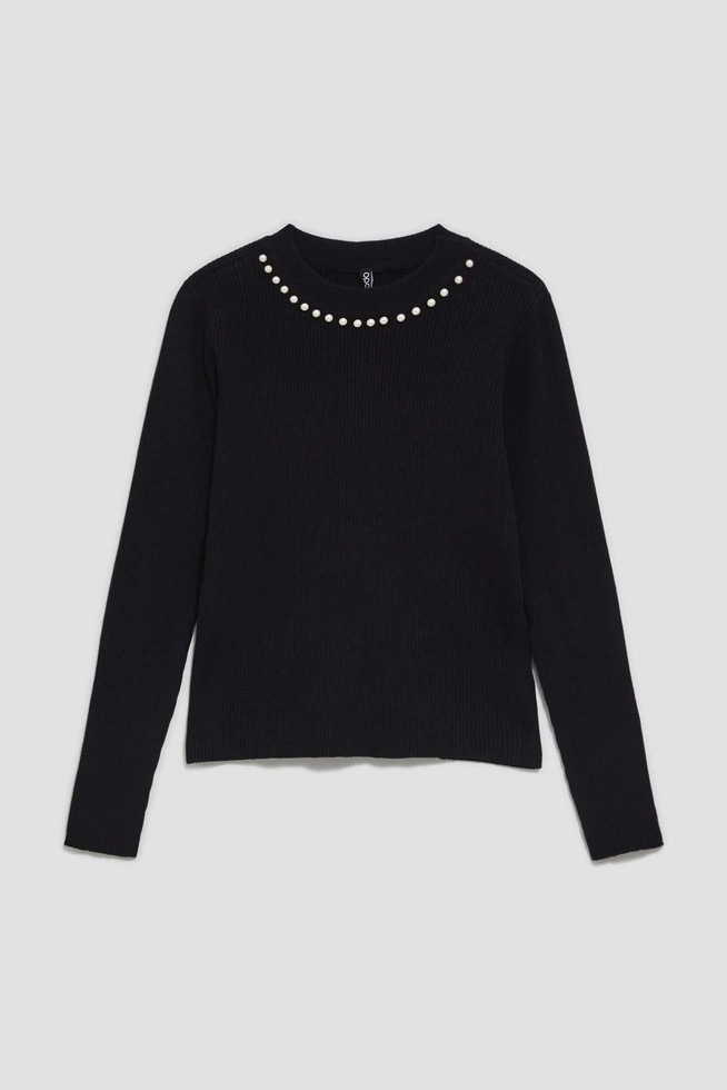 Sweter z ozdobnymi perełkami
