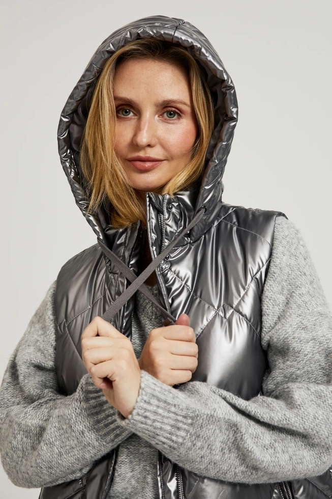 Pikowana kamizelka z kapturem srebrna