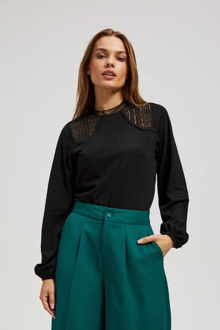 Bluzka ozdobną koronką