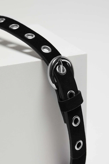 Pasek z ozdobną klamrą w kolorze srebrnym czarny