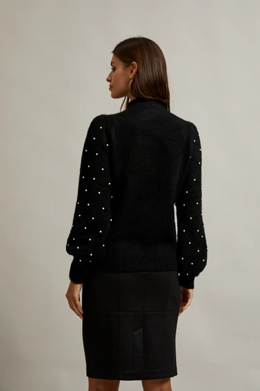 Sweter ozdobiony koralikami czarny