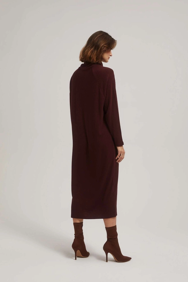 Prążkowana sukienka z golfem