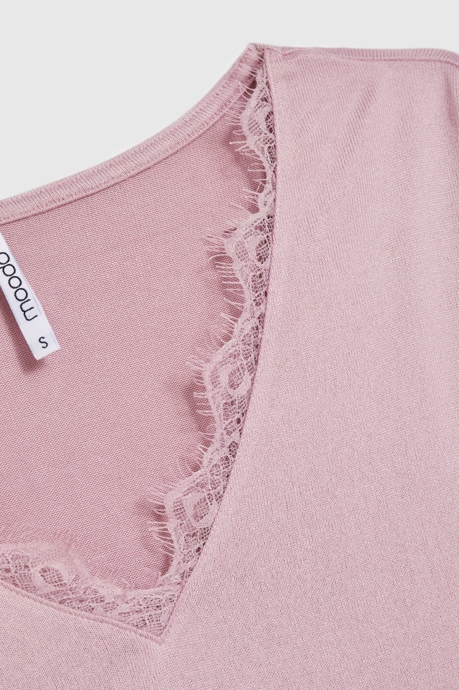 Sweter z koronkowym dekoltem różowy