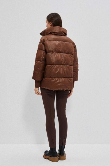 Pikowana kurtka z kołnierzem kasztanowa
