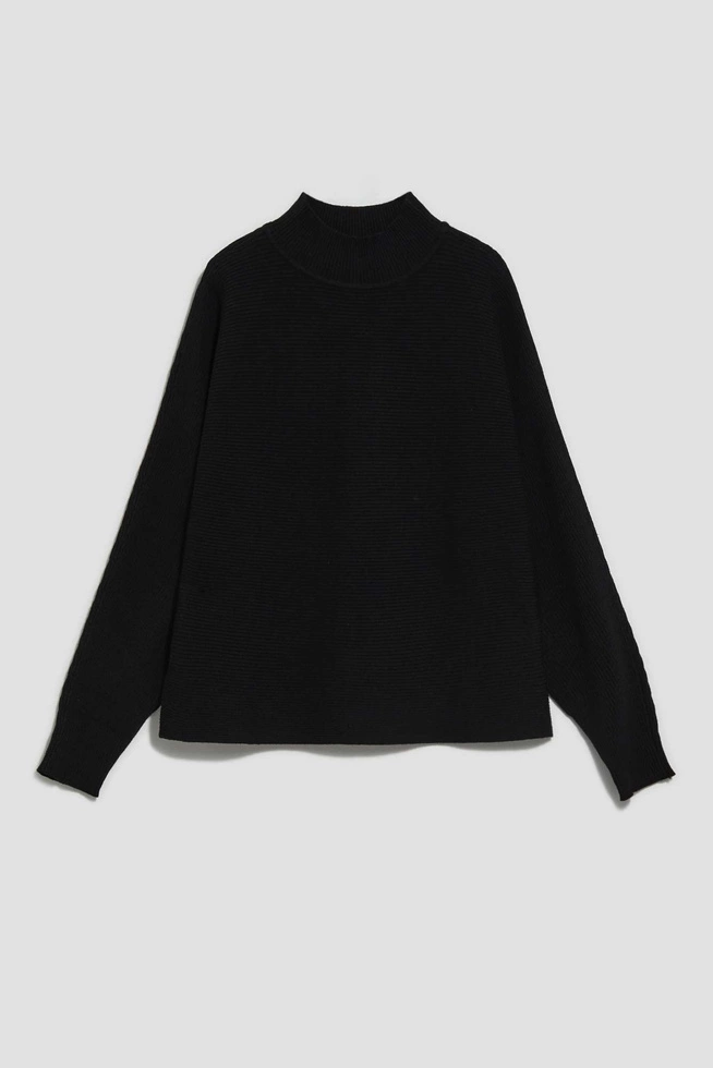 Sweter w prążki z półgolfem czarny