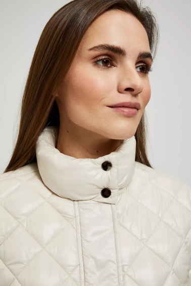 Krótka pikowna kurtka zapinana na zamek beżowa