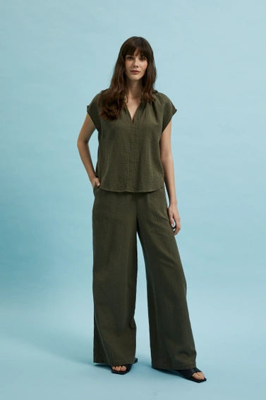 Bawełniana koszula z dekoltem w serek oliwkowa