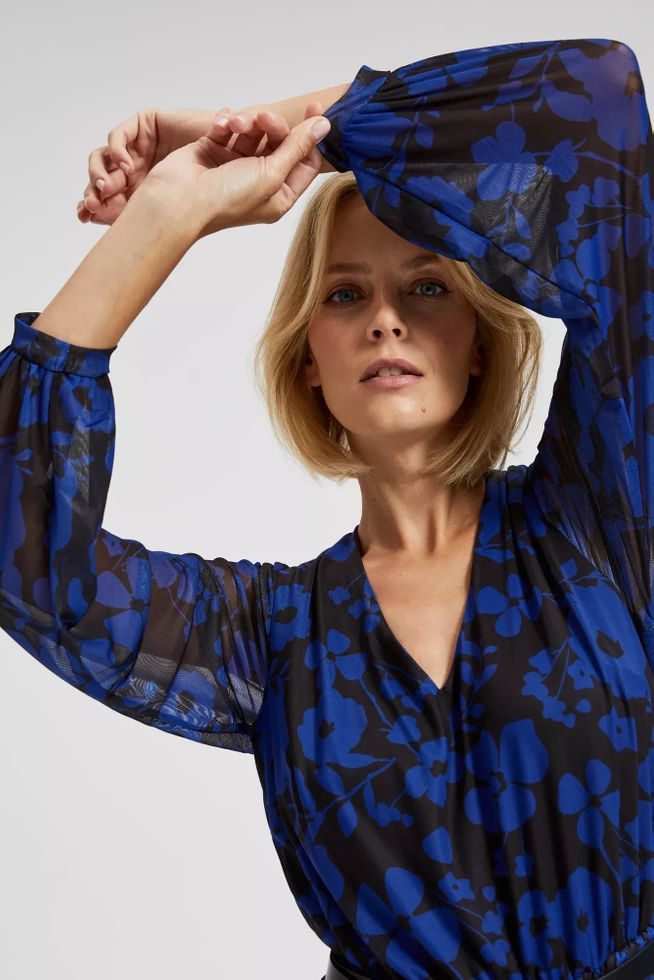 Sukienka z kwiatowym printem i paskiem niebieska