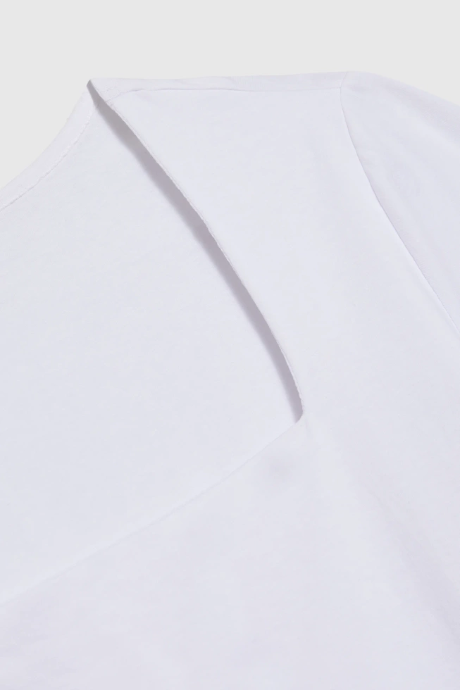 Bluzka z dekoltem karo biała