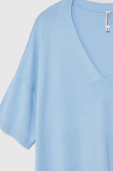 Sweter z krótkimi rękawami i dekoltem w serek błękitny