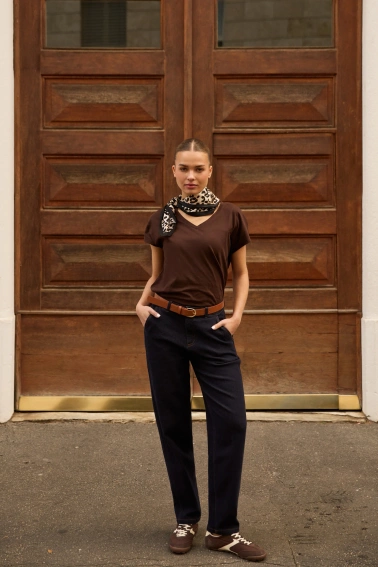 Bawełniany t-shirt z dekoltem w serek brązowy