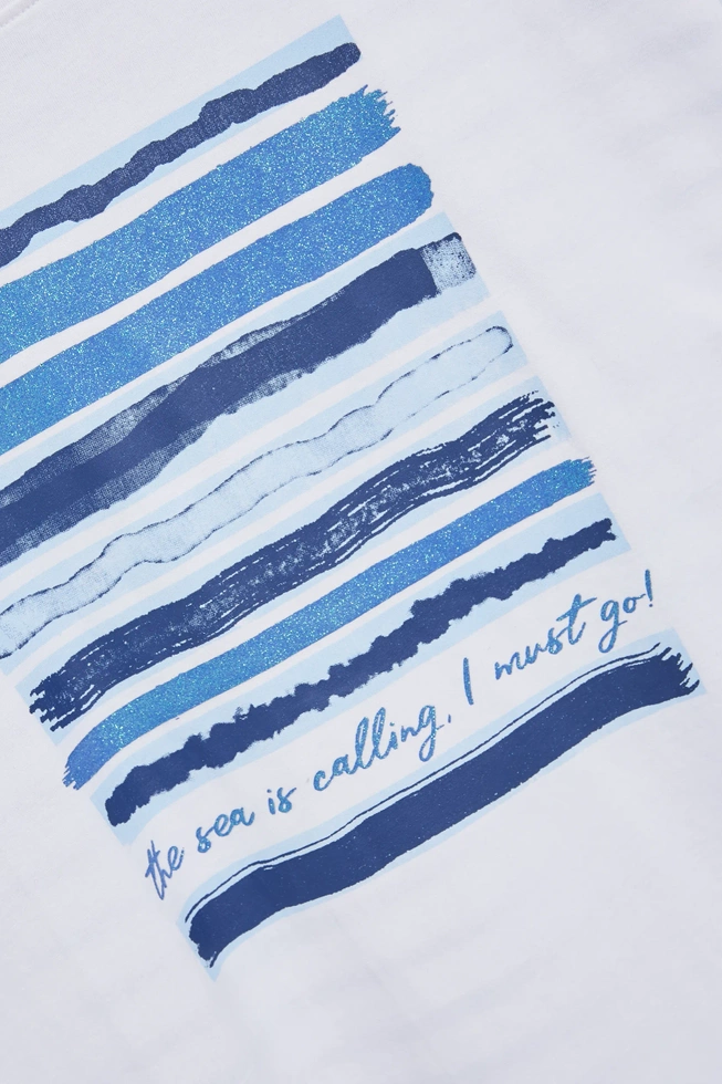 Bluzka z nadrukiem o prostym fasonie biała