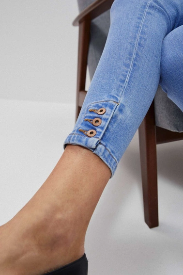 Jeansy medium waist z guzikami na nogawkach niebieskie