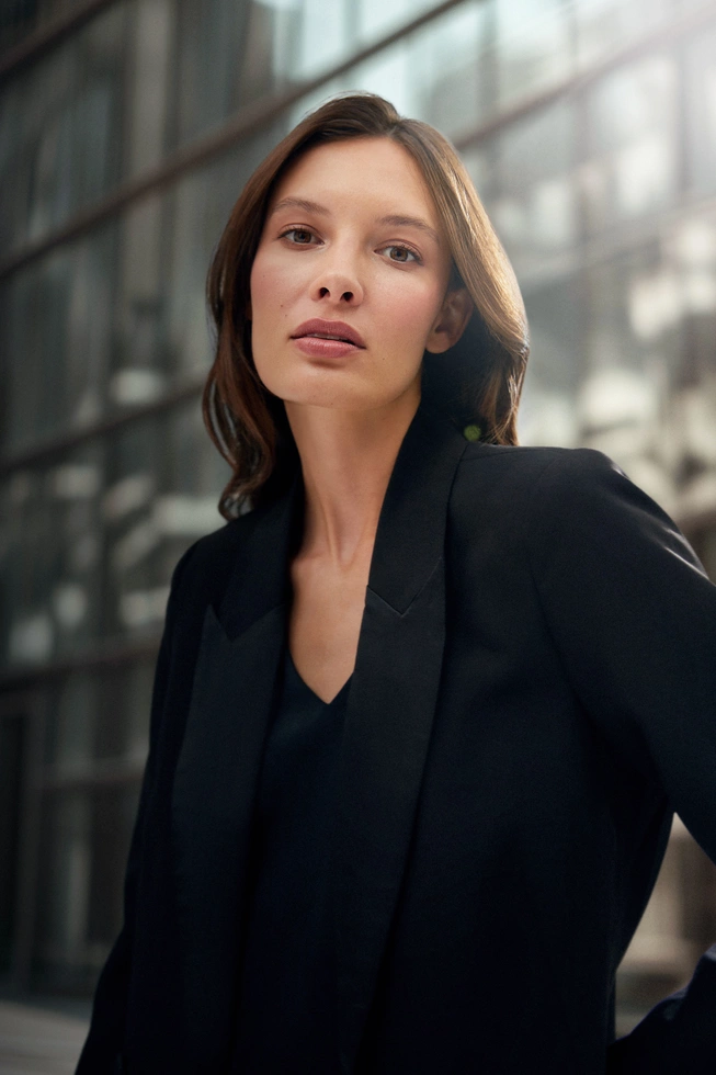 Elegancka marynarka z ozdobnymi klapami czarna