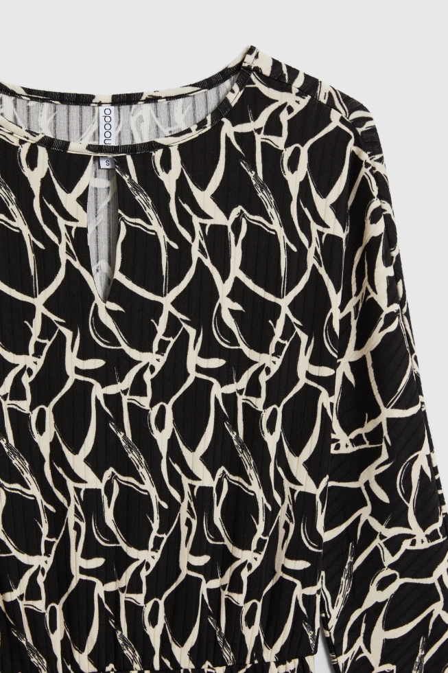 Wzorzysta sukienka czarna