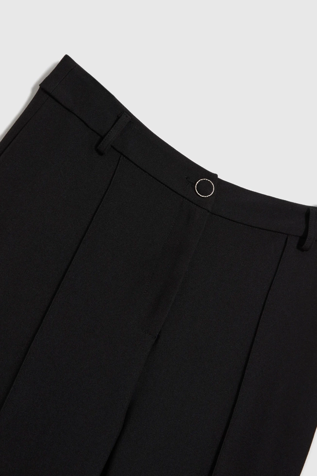 Spodnie z kantem i prostymi nogawkami czarne