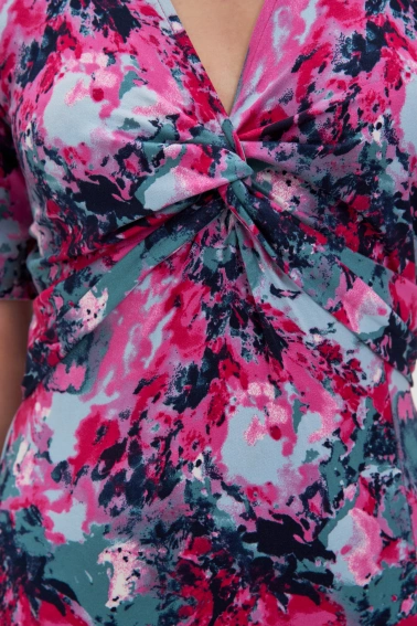 Wzorzysta sukienka z dekoltem fuksjowa