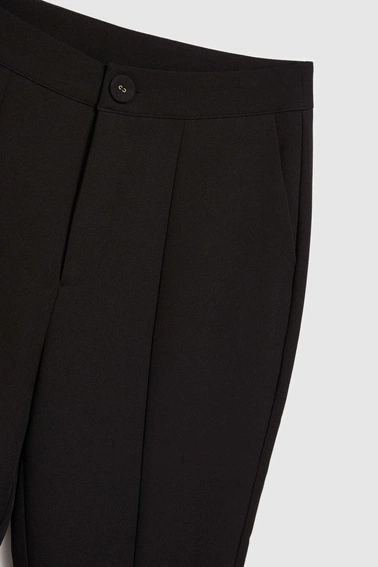 Spodnie w kant z rozcięciem