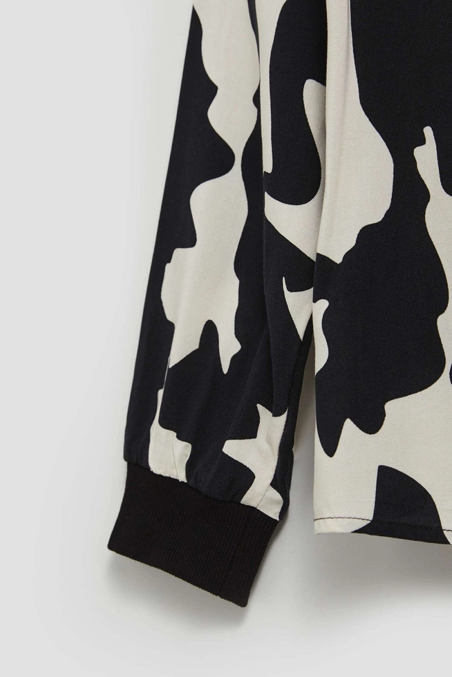 Wzorzysta koszula z dekoltem w serek czarna