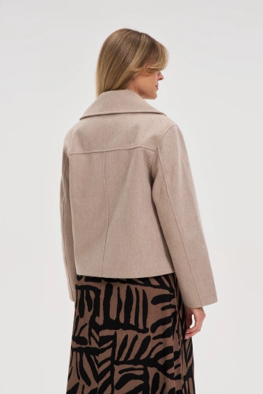 Krótki beżowy płaszcz