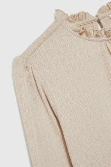 Bluzka z falbaną na dekolcie beżowa