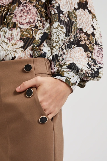 Eleganckie spodnie w kant z ozdobnymi guzikami beżowe