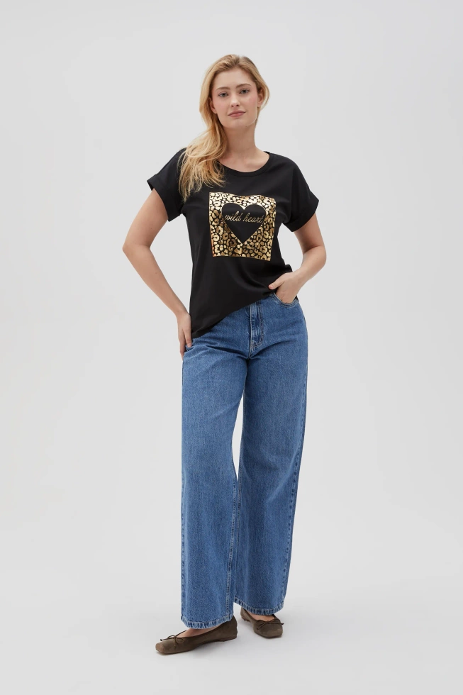 T-shirt z nadrukiem i napisem czarny