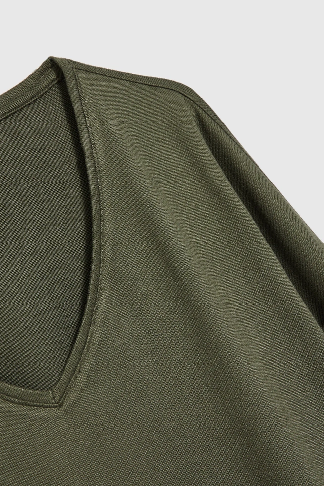 Sweter z dekoltem w serek i obniżoną linią ramion oliwkowy