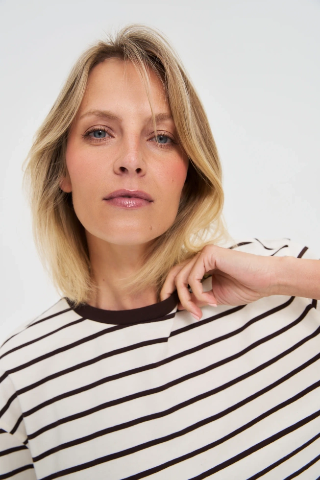 T-shirt oversize w paski brązowy