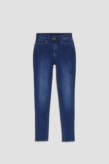 Proste jeansy z przetarciami