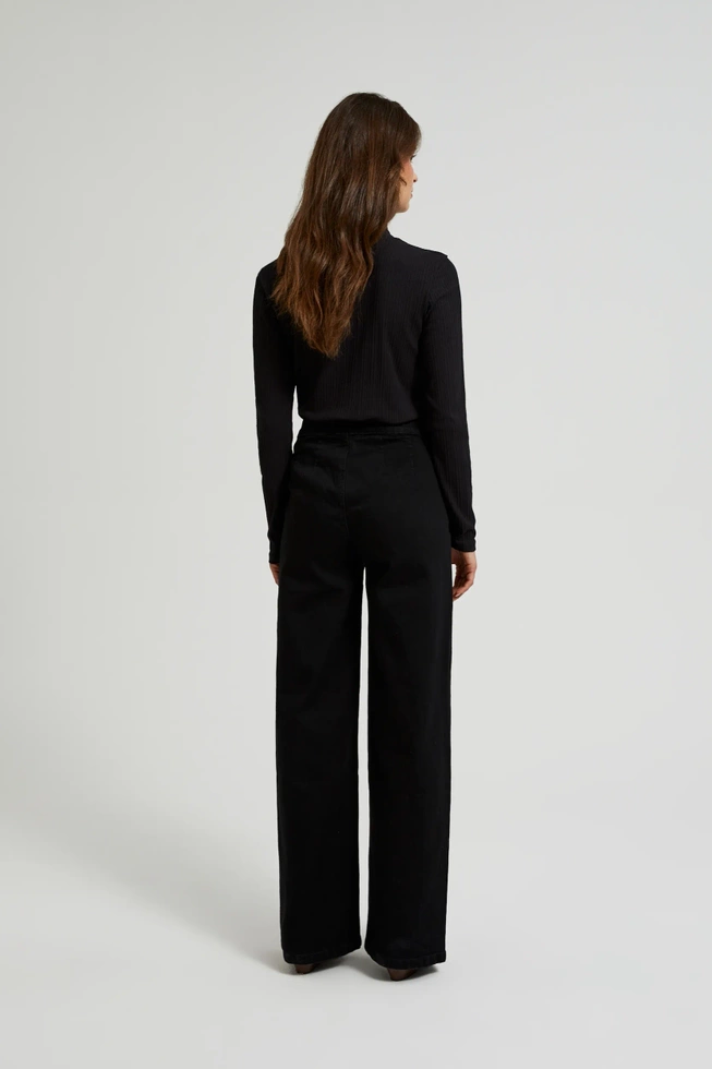 Jeansy z ozdobnymi guzikami czarne