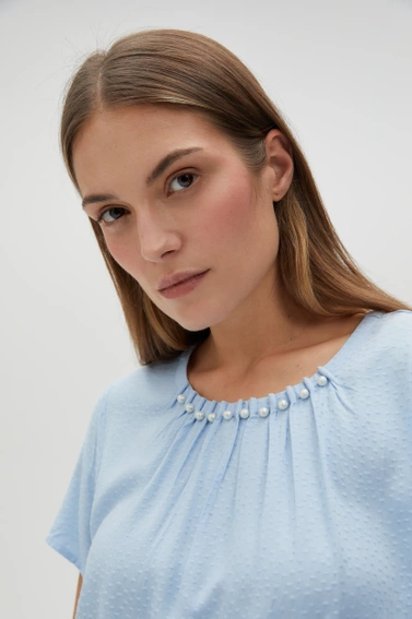 Koszula z ozdobnym dekoltem błękitna