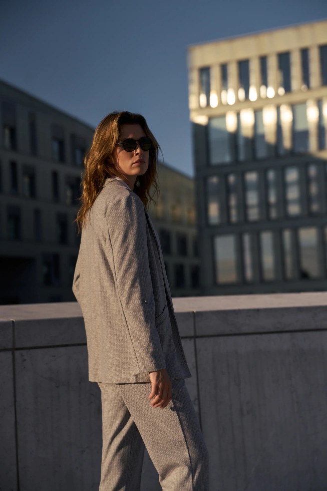 Marynarka z podwijanymi rękawami szara