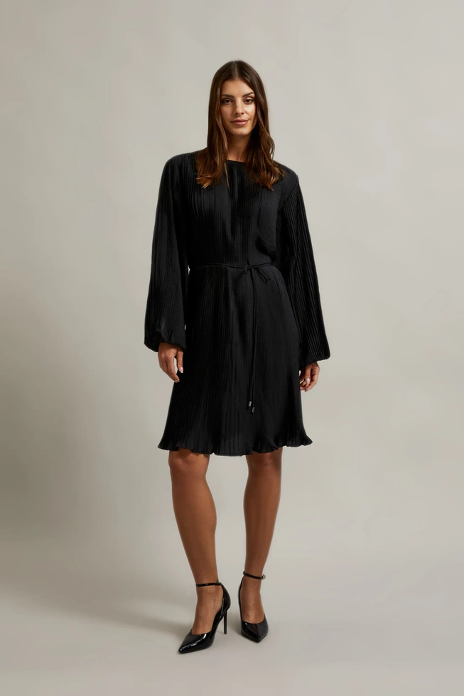 Plisowana sukienka z paskiem czarna