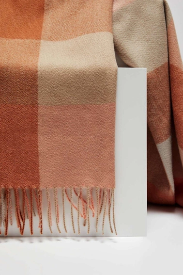 Szal w kratkę z frędzlami ciemno koralowy