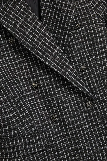 Dwurzędowa marynarka z ozdobnymi guzikami