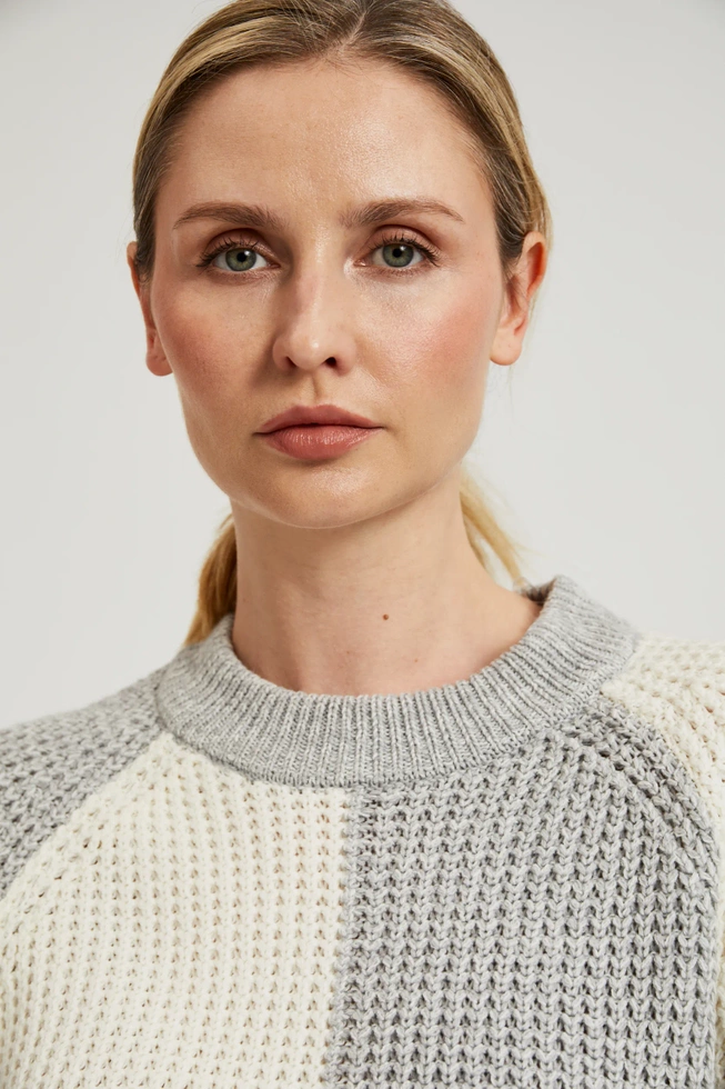 Sweter z geometrycznym wzorem biało-szary