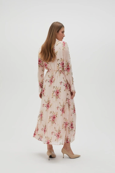 Plisowana sukienka w kwiaty różowa