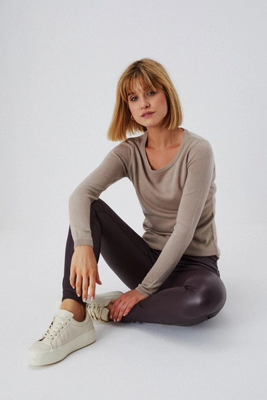 Woskowane spodnie o dopasowanym kroju kasztanowe