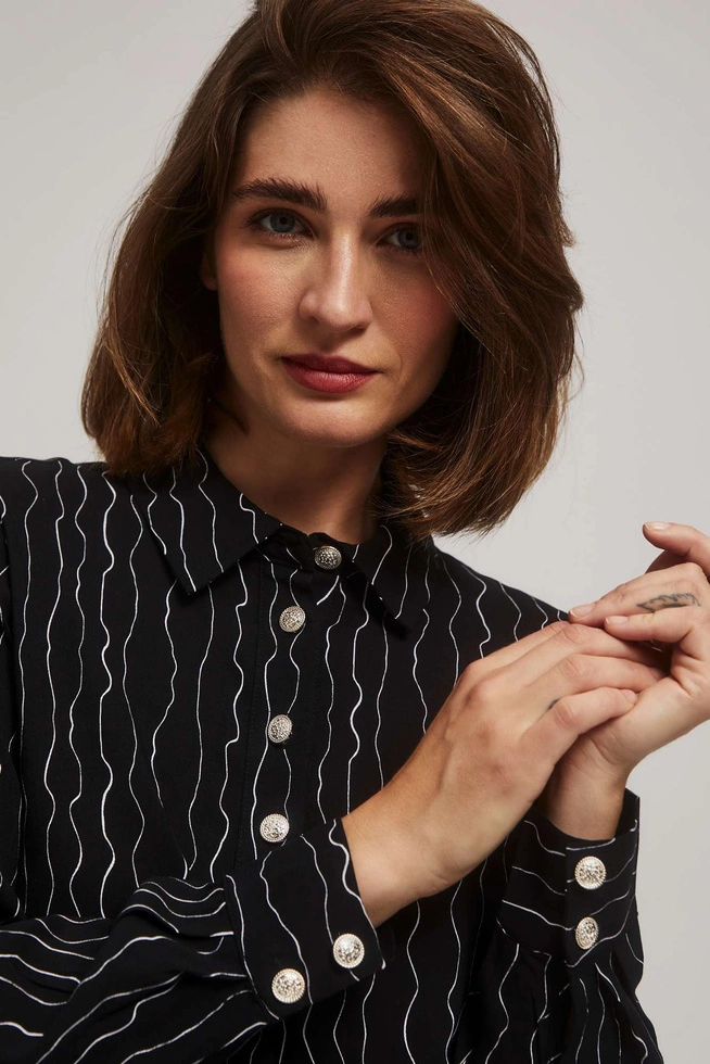 Koszula z ozdobnymi guzikami i delikatnym wzorem czarna