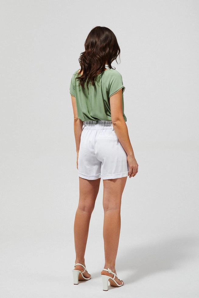 Białe spodenki z wiązaniem