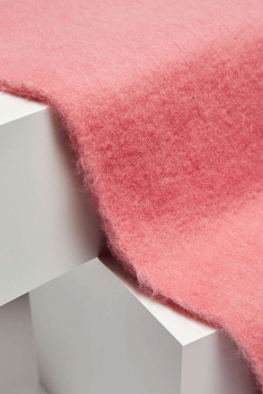 Gładki szal z frędzlami różowy