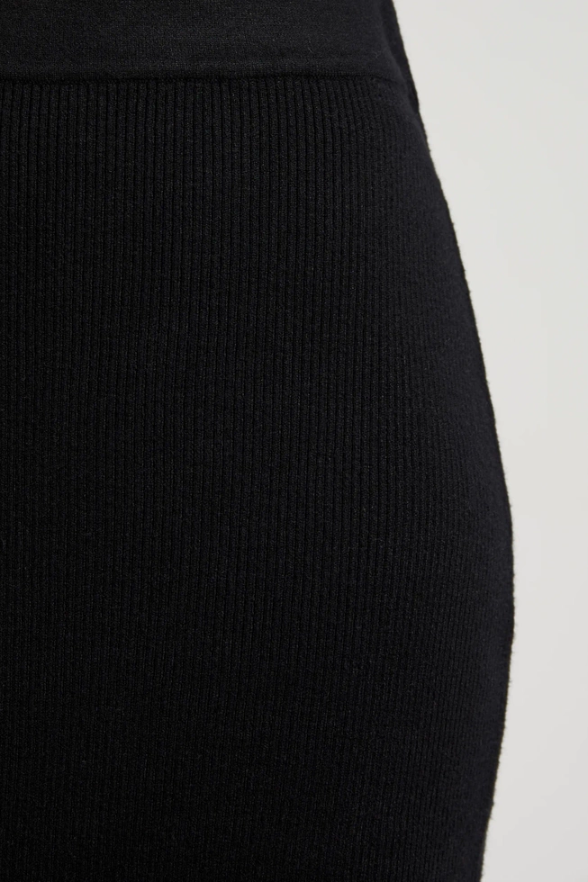 Dzianinowa spódnica o ołówkowym fasonie czarna
