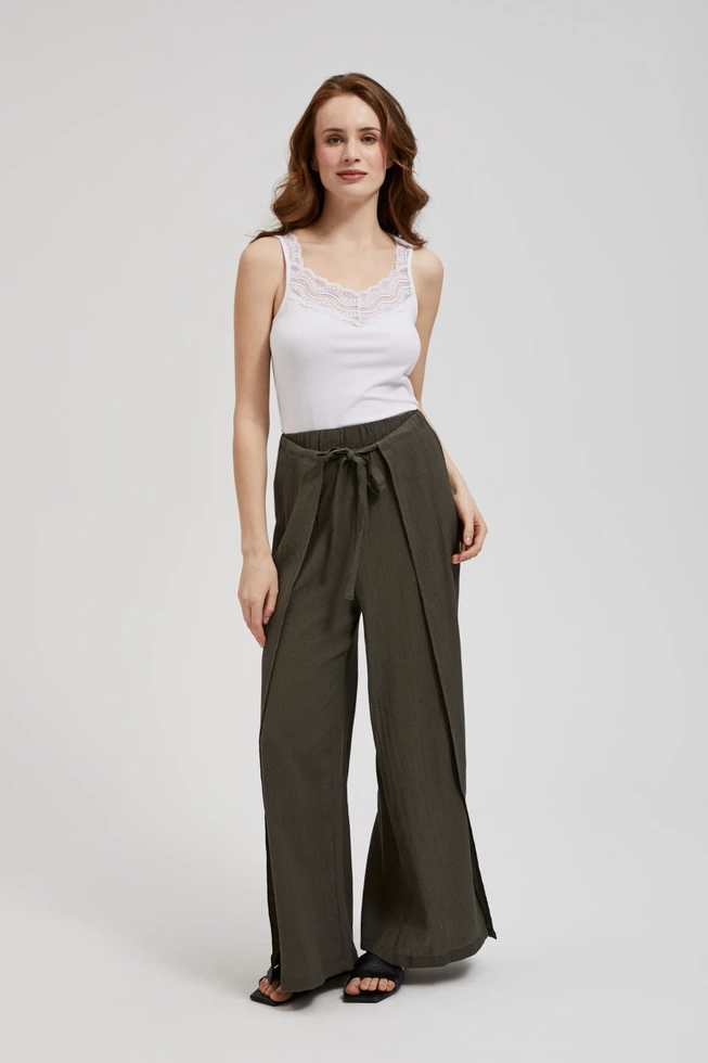 Top z koronkowym dekoltem biały