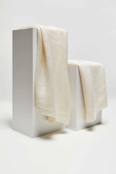 Prążkowany szalik perłowy