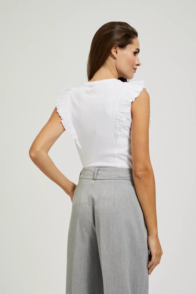 Prążkowana bluzka z falbaną biała