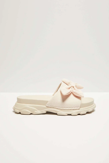 Klapki na grubej podeszwie z kokardą piaskowe