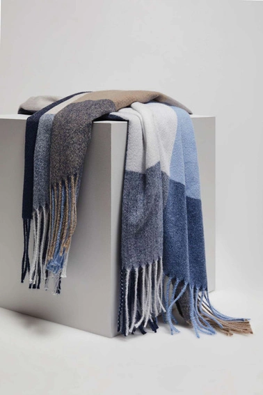 Szalik w kratę z frędzlami granatowy