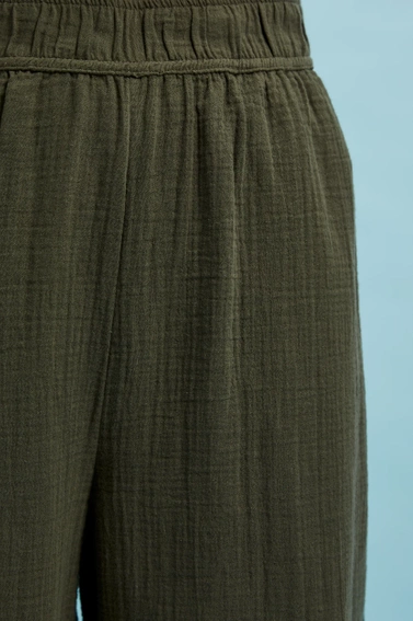 Bawełniane spodnie z szerokimi nogawkami oliwkowe